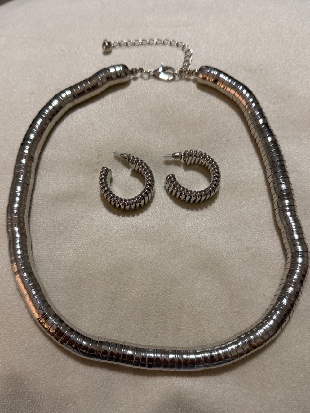 Silver Ribbed Hoop Necklace and Earrings Set